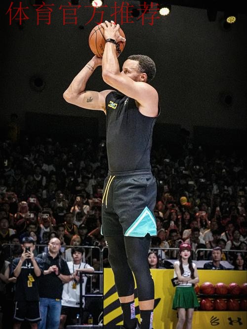 库里中路突入篮下 一记挑篮打板命中